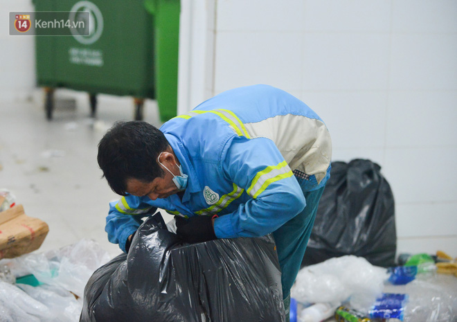 Nước mắt những công nhân thu gom rác bị nợ lương ở Hà Nội: Con nhỏ nghỉ học vì xấu hổ, người bị cụt chân mò mẫm trong rác - Ảnh 18.