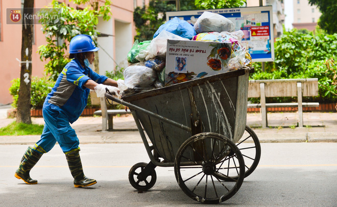 Nước mắt những công nhân thu gom rác bị nợ lương ở Hà Nội: Con nhỏ nghỉ học vì xấu hổ, người bị cụt chân mò mẫm trong rác - Ảnh 4.