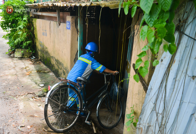 Nước mắt những công nhân thu gom rác bị nợ lương ở Hà Nội: Con nhỏ nghỉ học vì xấu hổ, người bị cụt chân mò mẫm trong rác - Ảnh 8.