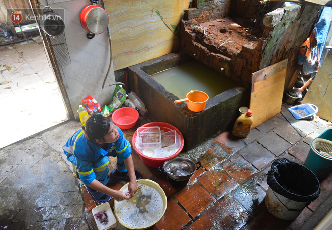 Nước mắt những công nhân thu gom rác bị nợ lương ở Hà Nội: Con nhỏ nghỉ học vì xấu hổ, người bị cụt chân mò mẫm trong rác - Ảnh 11.