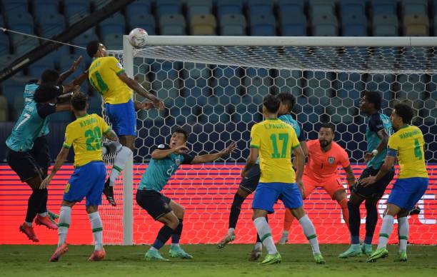 Đội tuyển hạng 53 thế giới chấm dứt 10 trận toàn thắng của Brazil - Ảnh 1.