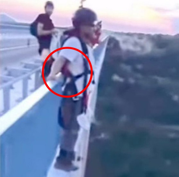 Video: Đứng ở độ cao 110 mét chuẩn bị nhảy xuống, bị phát hiện chưa gắn dù - Ảnh 3.