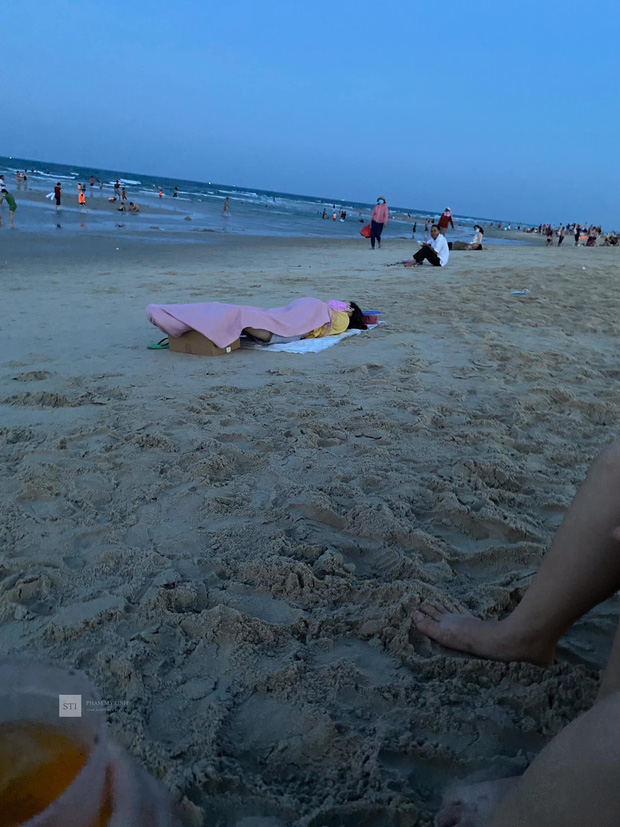 Đang ở giữa bãi biển, cô nàng thản nhiên nằm xuống bãi cát làm một chuyện khiến ai cũng ái ngại - Ảnh 1.