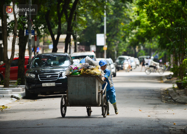 Công nhân thu gom rác bị nợ lương ở Hà Nội nghẹn ngào khi được nhiều mạnh thường quân ủng hộ: Tôi vui lắm... có hôm thức cả đêm ở lều vì sợ mất tiền - Ảnh 1.