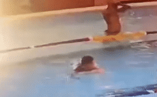 Video học sinh tiểu học cứu bé trai đuối nước tại bể bơi gây sốt MXH, kỹ năng quan trọng này bố mẹ nên cho con học càng sớm càng tốt