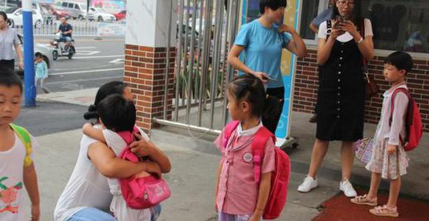 Bé gái 3 tuổi chờ ở trường nhiều ngày không ai đến đón, mẩu giấy trong cặp khiến cô giáo không khỏi phẫn uất - Ảnh 2.