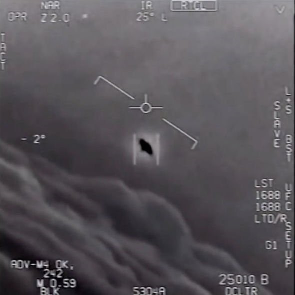 Phi hành gia Chris Hadfield nói gì về UFO? - Ảnh 1.