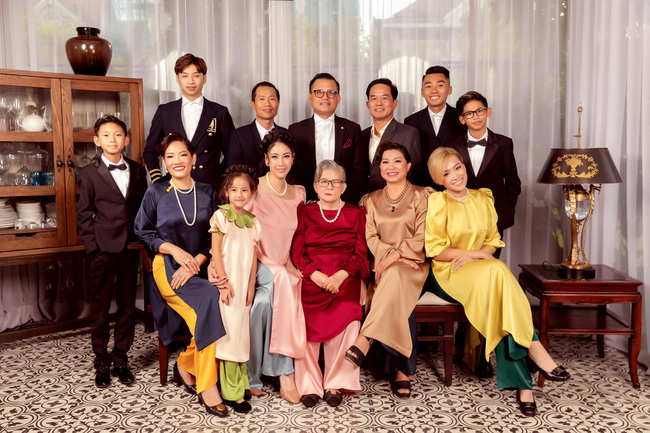 Giữa ồn ào công chúa triều Nguyễn, bộ ảnh gia đình nhà Hà Kiều Anh gây sốt: Ai cũng sang trọng, đầy khí chất danh gia vọng tộc - Ảnh 1.
