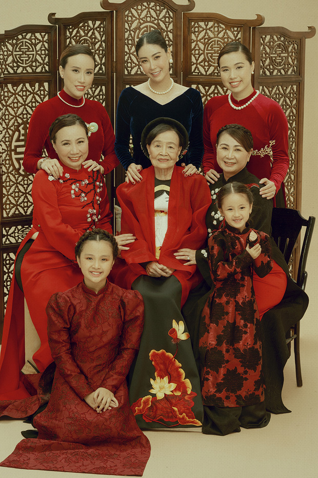 Giữa ồn ào công chúa triều Nguyễn, bộ ảnh gia đình nhà Hà Kiều Anh gây sốt: Ai cũng sang trọng, đầy khí chất danh gia vọng tộc - Ảnh 2.