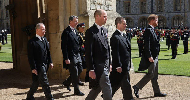 Anh em Hoàng tử Anh lạnh nhạt ngay trước buổi lễ quan trọng tưởng nhớ Công nương Diana - Ảnh 1.