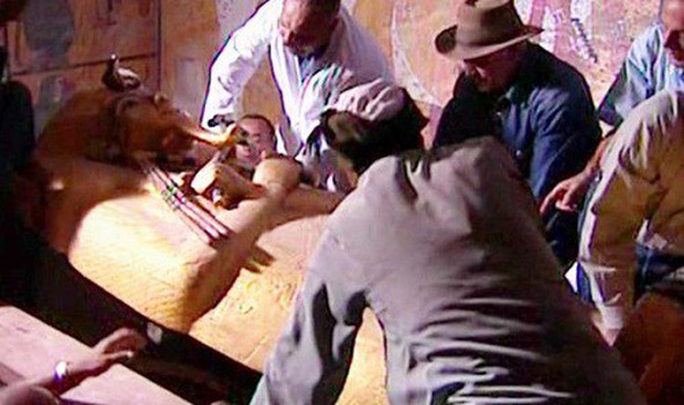 Bí ẩn lời nguyền xác ướp Ai Cập: 6 nhà khảo cổ chết bí ẩn sau khi mở quan tài cổ - Ảnh 1.