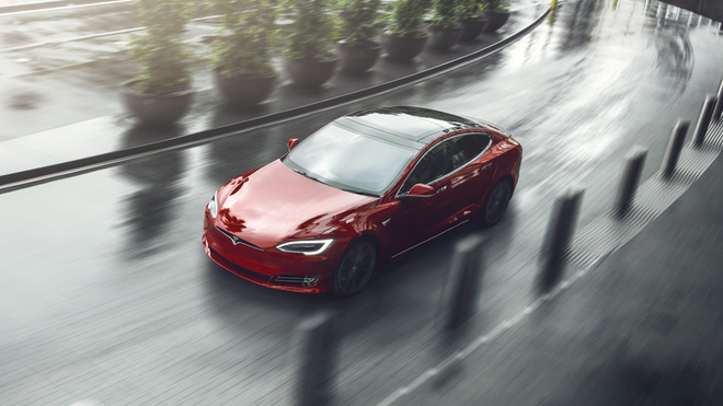 Chuyện về chiếc Tesla tự động mở cửa sổ giữa trời mưa gây xôn xao cộng đồng mạng Trung Quốc - Ảnh 2.