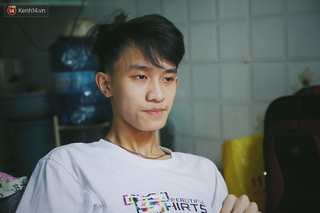 Cậu học sinh trường chuyên bị ung thư khi sắp tốt nghiệp lớp 12, cha nén nước mắt đưa con vào Sài Gòn tìm cơ hội chữa trị - Ảnh 3.