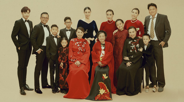 Giữa ồn ào công chúa triều Nguyễn, bộ ảnh gia đình nhà Hà Kiều Anh gây sốt: Ai cũng sang trọng, đầy khí chất danh gia vọng tộc - Ảnh 3.