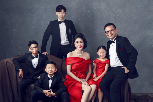 Giữa ồn ào công chúa triều Nguyễn, bộ ảnh gia đình nhà Hà Kiều Anh gây sốt: Ai cũng sang trọng, đầy khí chất danh gia vọng tộc - Ảnh 5.