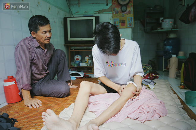 Cậu học sinh trường chuyên bị ung thư khi sắp tốt nghiệp lớp 12, cha nén nước mắt đưa con vào Sài Gòn tìm cơ hội chữa trị - Ảnh 6.