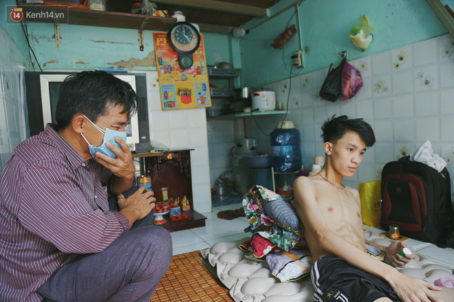 Cậu học sinh trường chuyên bị ung thư khi sắp tốt nghiệp lớp 12, cha nén nước mắt đưa con vào Sài Gòn tìm cơ hội chữa trị - Ảnh 7.