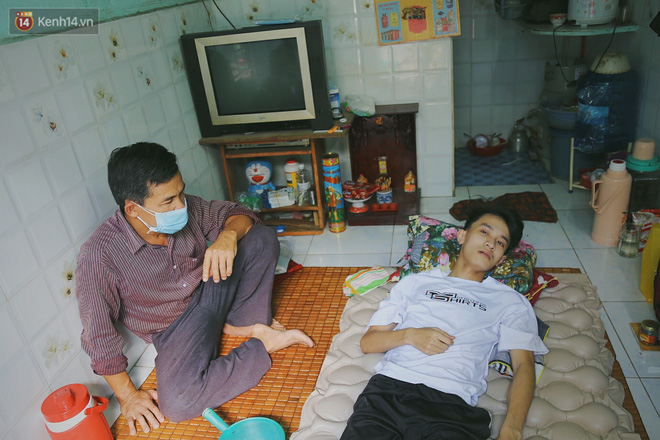 Cậu học sinh trường chuyên bị ung thư khi sắp tốt nghiệp lớp 12, cha nén nước mắt đưa con vào Sài Gòn tìm cơ hội chữa trị - Ảnh 8.
