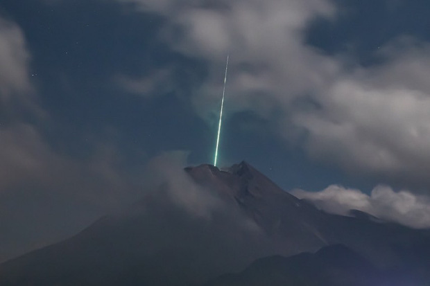 Clip như phim viễn tưởng: Sao băng từ trên trời rơi xuống đâm trúng miệng núi lửa tại Indonesia - Ảnh 3.