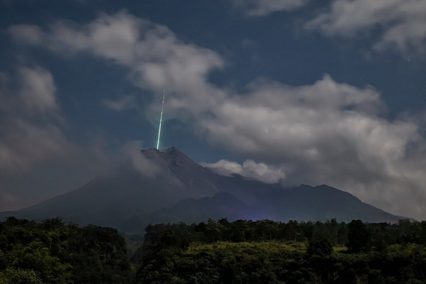 Clip như phim viễn tưởng: Sao băng từ trên trời rơi xuống đâm trúng miệng núi lửa tại Indonesia - Ảnh 4.