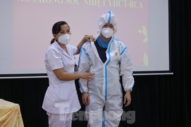 Cận cảnh bộ quần áo chống sốc nhiệt cho nhân viên y tế chống dịch - Ảnh 1.