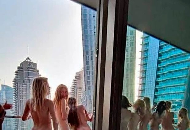 Tay chơi người Mỹ bán đấu giá video bí mật về nhóm gái xinh khoe thân ở Dubai - Ảnh 2.
