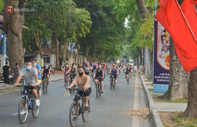  Người Hà Nội đổ xô đi thuê xe đạp, tiểu thương ung dung kiếm tiền triệu mỗi ngày  - Ảnh 2.