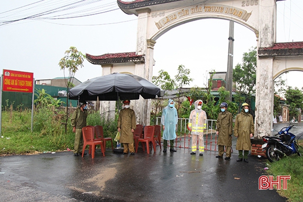 TP.HCM: Phong tỏa trong đêm 2 tòa nhà chung cư, xét nghiệm khẩn 1.000 cư dân; Hà Tĩnh có thêm 2 ca nhiễm Covid-19, là F1 của cặp vợ chồng ở Thạch Trung - Ảnh 1.