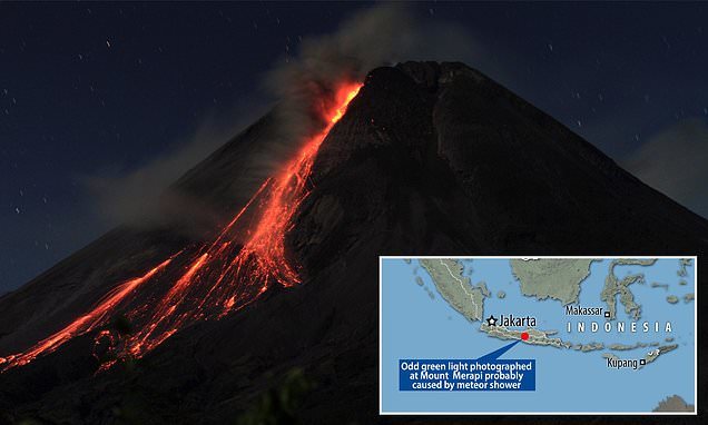 Ánh sáng xanh bất thường phát sáng trên miệng núi lửa Indonesia - Ảnh 1.