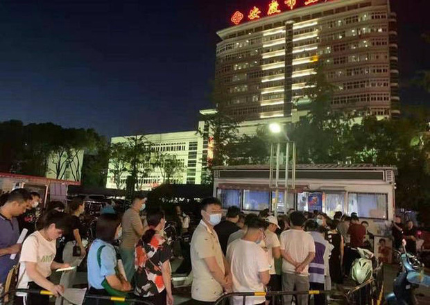 Đâm chém trên đường phố Trung Quốc, 20 người thương vong - Ảnh 2. Đâm chém trên đường phố Trung Quốc, 20 người thương vong - Ảnh 2.