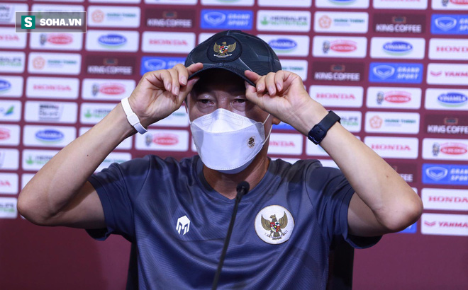 Phật ý với phiên dịch của Indonesia, HLV Shin Tae-yong to tiếng ngay trong phòng họp báo