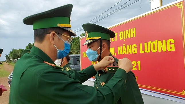 Kiên Giang: Trao quân hàm sĩ quan tại các chốt phòng chống dịch - Ảnh 1.