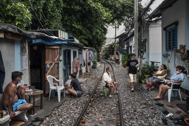 Người giàu Thái Lan làm bùng phát COVID-19, người nghèo bán thẻ tiêm vắc xin sống qua ngày - Ảnh 1.