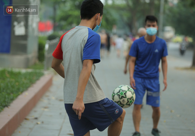 Hà Nội: Người lớn, trẻ nhỏ ngó lơ biển cấm, vô tư chui qua hàng rào công viên tập thể dục, chơi thể thao - Ảnh 15.