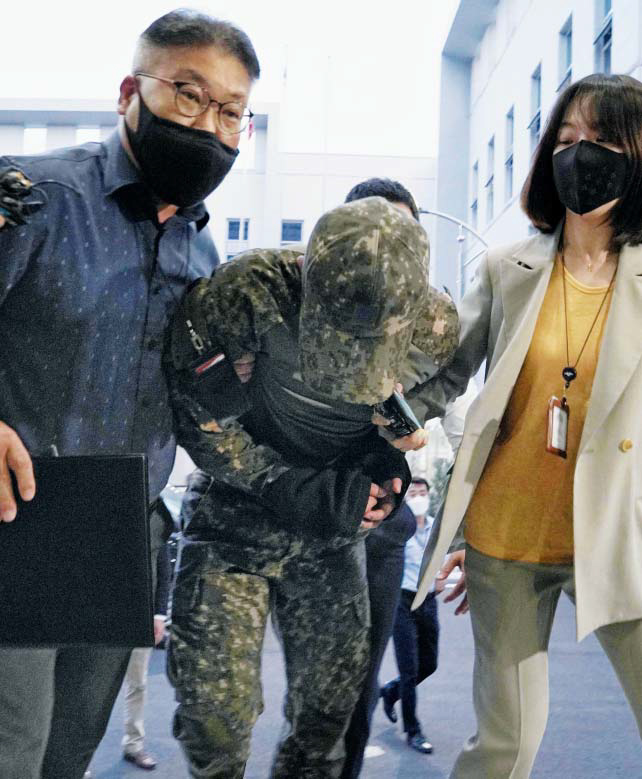 Vụ nữ sĩ quan Hàn Quốc bị các đồng đội cưỡng hiếp: Nạn nhân tự tử sau khi đăng ký kết hôn 1 ngày cùng loạt tình tiết mới khiến dư luận căm phẫn - Ảnh 6.