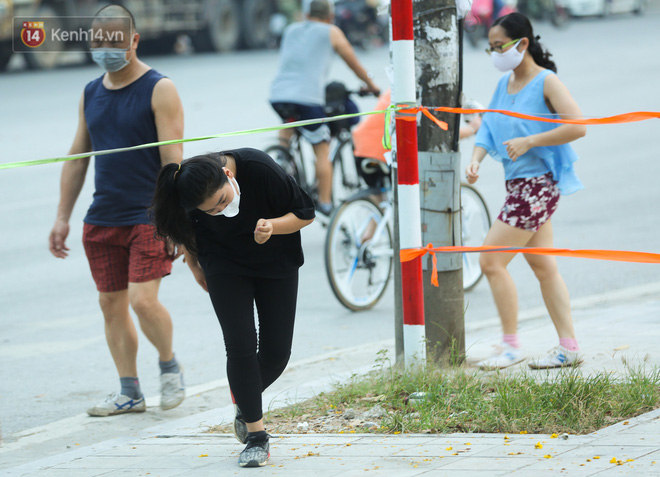 Hà Nội: Người lớn, trẻ nhỏ ngó lơ biển cấm, vô tư chui qua hàng rào công viên tập thể dục, chơi thể thao - Ảnh 6.