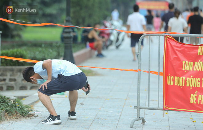 Hà Nội: Người lớn, trẻ nhỏ ngó lơ biển cấm, vô tư chui qua hàng rào công viên tập thể dục, chơi thể thao - Ảnh 7.