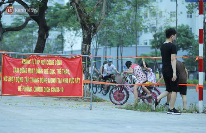 Hà Nội: Người lớn, trẻ nhỏ ngó lơ biển cấm, vô tư chui qua hàng rào công viên tập thể dục, chơi thể thao - Ảnh 8.