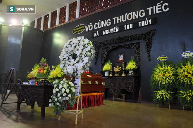 Đám tang Hoa hậu Việt Nam 1994 - Nguyễn Thu Thủy: Các con và người thân nhìn mặt, hôn chào Thu Thủy lần cuối - Ảnh 1. Đám tang Hoa hậu Việt Nam 1994 - Nguyễn Thu Thủy: Các con và người thân nhìn mặt, hôn chào Thu Thủy lần cuối - Ảnh 1.