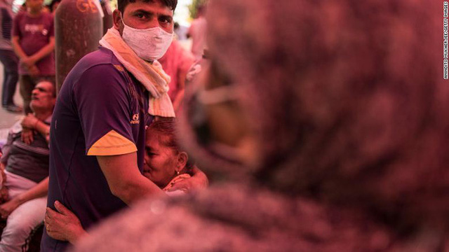 Ấn Độ trong những ngày tăm tối nhất: Phóng viên CNN chia sẻ những gì tận mắt chứng kiến về địa ngục Covid giữa làn sóng dịch bệnh thứ 2 - Ảnh 8.