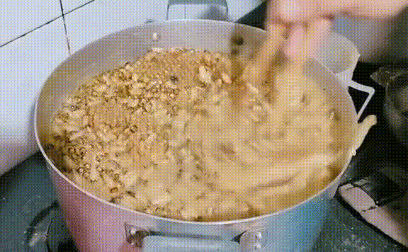 Cho một nồi nhung nhúc toàn "sâu" lên bếp nấu, thanh niên khiến người xem phát hoảng nhưng ai ngờ lại là một đặc sản "xịn"