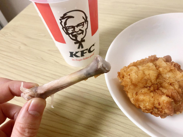 Ăn KFC còn thừa đống xương, thanh niên rảnh rỗi thiết kế luôn thành đồ chơi gây bão MXH - Ảnh 2.