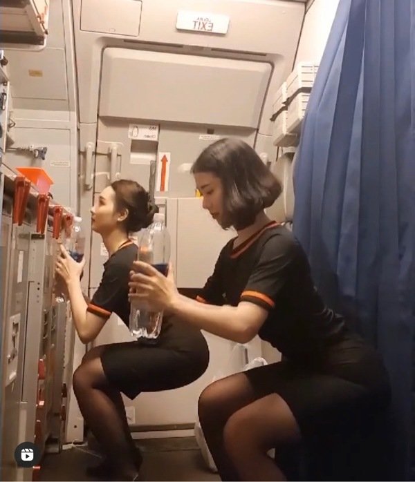 Tập thể dục trên máy bay, hai nữ tiếp viên gây sốt mạng xã hội - Ảnh 1.