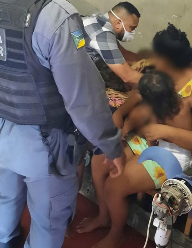 Phát hiện 7 đứa trẻ trần truồng đói khát bị giam giữ, cảnh sát tìm ra cảnh tượng gây phẫn nộ trong ngôi nhà kinh hoàng - Ảnh 3.