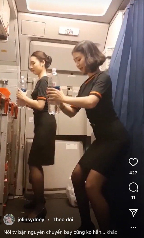 Tập thể dục trên máy bay, hai nữ tiếp viên gây sốt mạng xã hội - Ảnh 5.