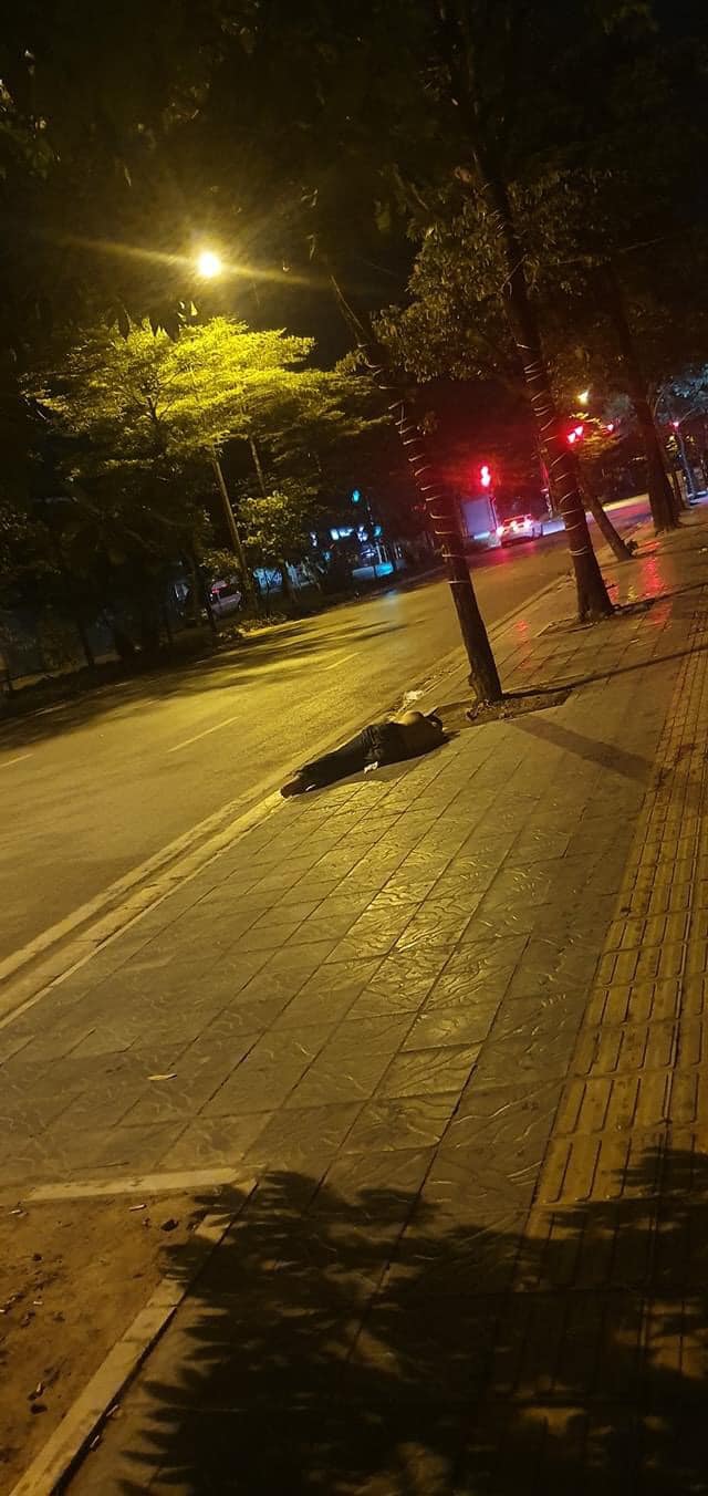 Người đàn ông nằm ngủ trên phố Hà Nội trong đêm, đoạn clip bóc tình huống éo le trước đó: Tội bác tài xế! - Ảnh 1.