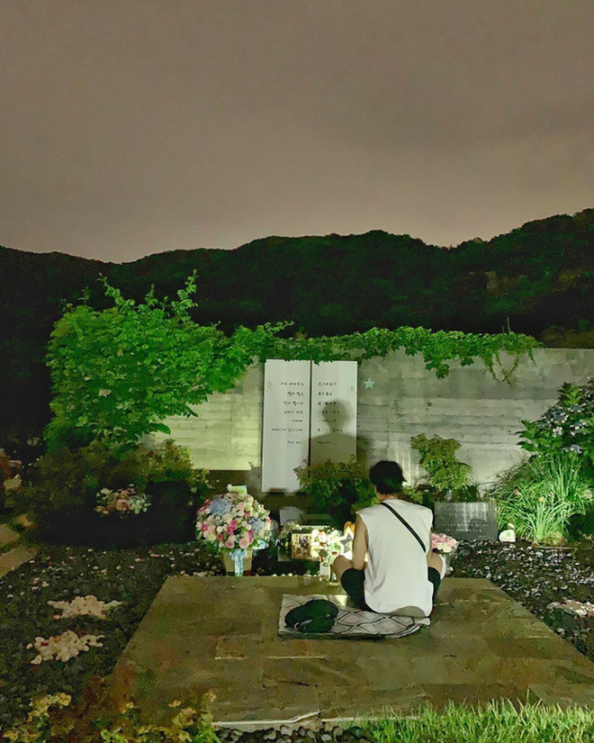 Sao Hàn thăm mộ tài tử Bản Tình Ca Mùa Đông: Bạn thân So Ji Sub có lời trách cứ xót xa, Jaejoong tiếc nuối đàn anh suốt cuộc đời - Ảnh 2.