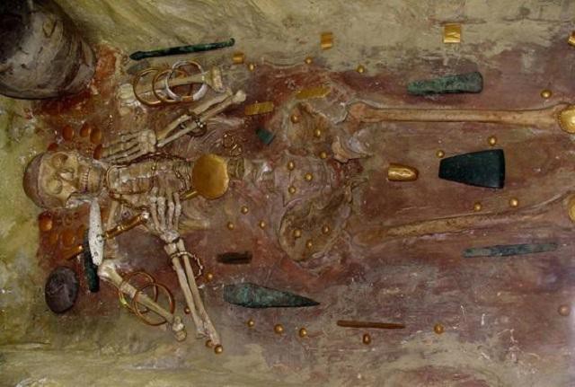 Giải mã bí ẩn bộ xương nằm giữa đống vàng, dương vật cũng bọc vàng trong cổ mộ nghìn năm - Ảnh 1.