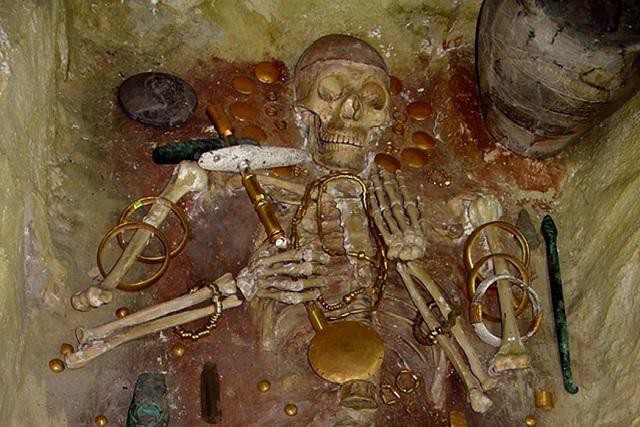 Giải mã bí ẩn bộ xương nằm giữa đống vàng, dương vật cũng bọc vàng trong cổ mộ nghìn năm - Ảnh 3.