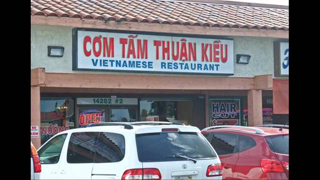 Vì sao quanh Thuận Kiều Plaza có nhiều quán cơm cùng tên Thuận Kiều mà khác chủ, mỗi quán một hương vị nhưng chỉ duy nhất nơi này là đông nghẹt khách? - Ảnh 1.
